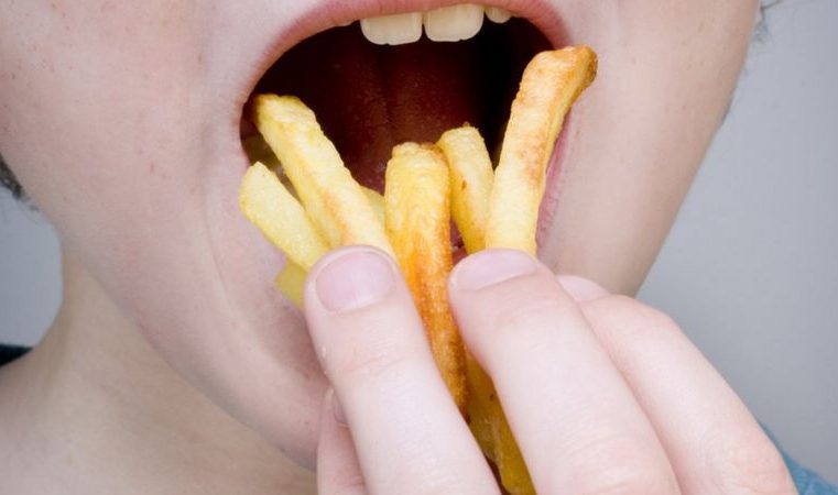 Alimentação pobre em nutrientes levou jovem a sofrer perda irreparável na visão