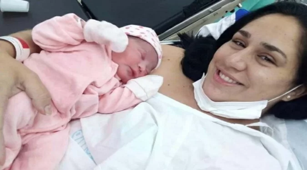 Mulher dá à luz na calçada de hospital após alta por falta de dilatação