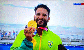 Ítalo Ferreira da a 1ª medalha de Ouro para o Brasil no surf.