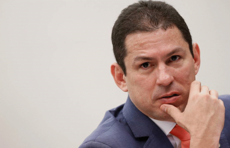 Após briga com Bolsonaro, vice-presidente da Câmara pede cópia de processos de impeachment para ‘análise política’