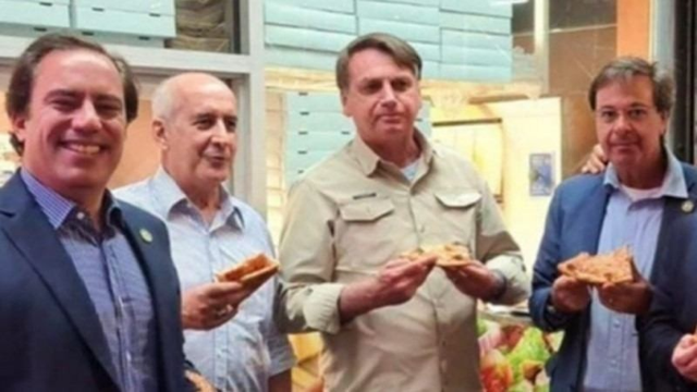 Impedido de entrar em restaurante, Bolsonaro come Pizza na rua