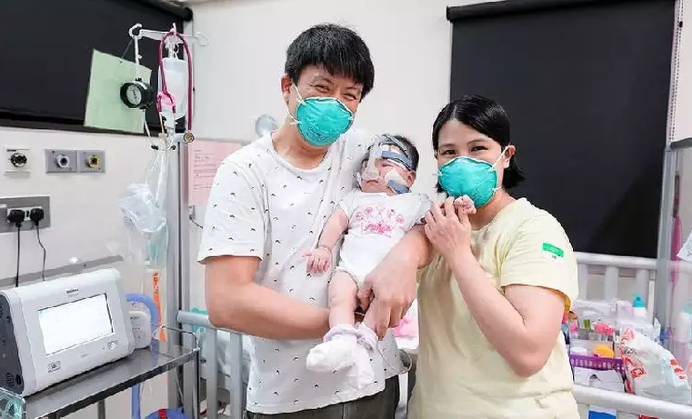 Menor bebê prematuro do mundo, nascida com peso de uma maçã, tem alta após 13 meses