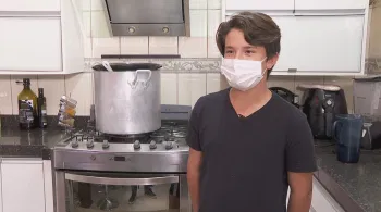 Menino de 11 anos prepara marmitas para moradores de rua