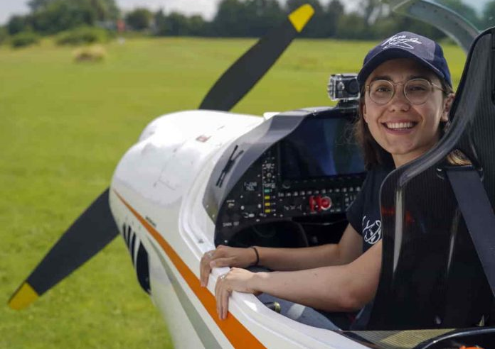 Mulher vai dar a volta ao mundo, sozinha, em um avião