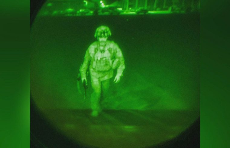 CNN: Foto mostra último militar americano deixando Cabul.