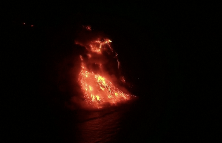 Lava do vulcão Cumbre Vieja chega ao mar após quase 10 dias: veja os vídeos
