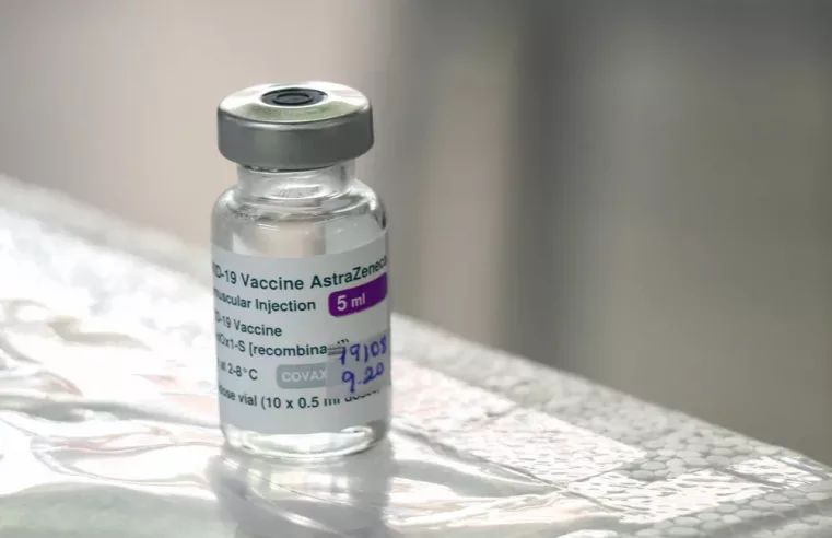 Doses da AstraZeneca voltam a ser distribuídas nesta terça-feira