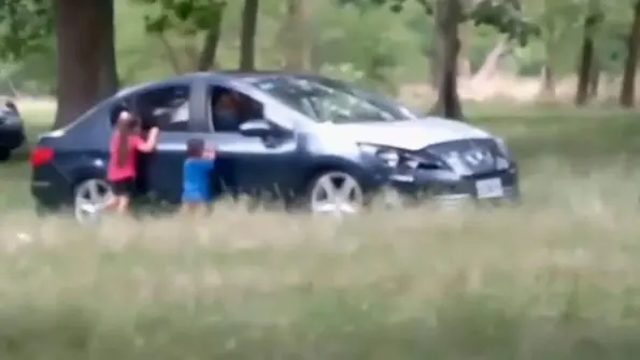 Crianças ficam  fora do carro enquanto a mãe ‘namora’ no banco de trás