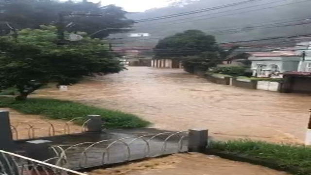 Chuvas fortes voltam a atingir Petrópolis; Defesa Civil aciona sirenes em todos os distritos