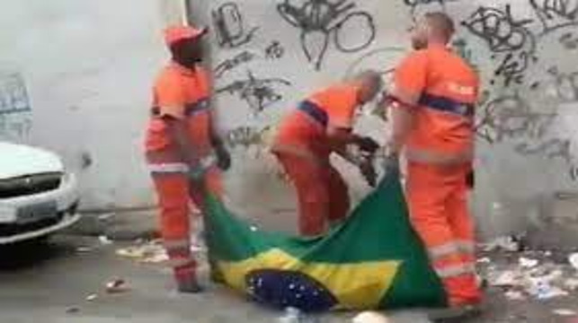 Garis usam Bandeira do Brasil para coletar lixo no Rio de Janeiro