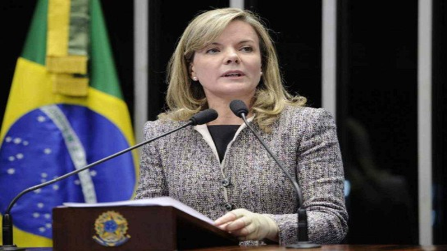 Lula chama Gleisi e sinaliza que ela assumirá ministério