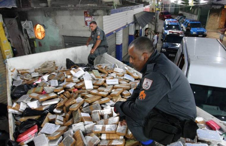 Operação no Morro do Alemão apreende droga e armamentos.