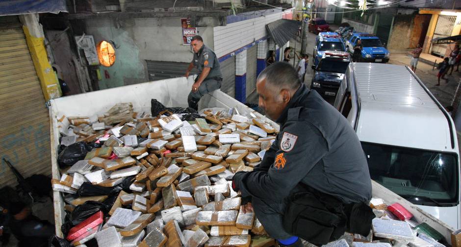 Operação no Morro do Alemão apreende droga e armamentos.