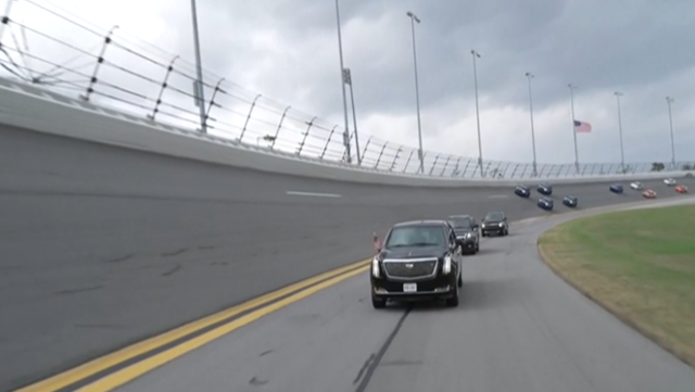 Trump, abre a NASCAR de limousine presidencial