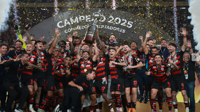 RESENHA:  A pátria de chuteira veste a camisa vermelho e preto.