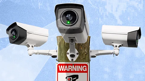 Fui procurar câmeras de vigilância na minha vizinhança: encontrei muito mais do que imaginava.
