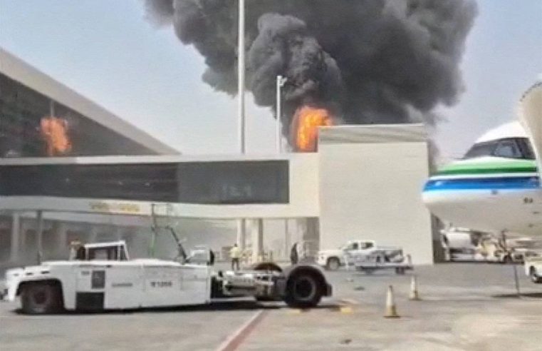 Arábia Saudita sente impacto da guerra após ataque com 12 mortos em aeroporto