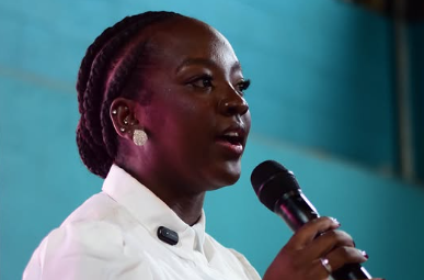 Ana Elisa, deputada mais jovem eleita no país, denuncia ameaças racistas e de violência sexual